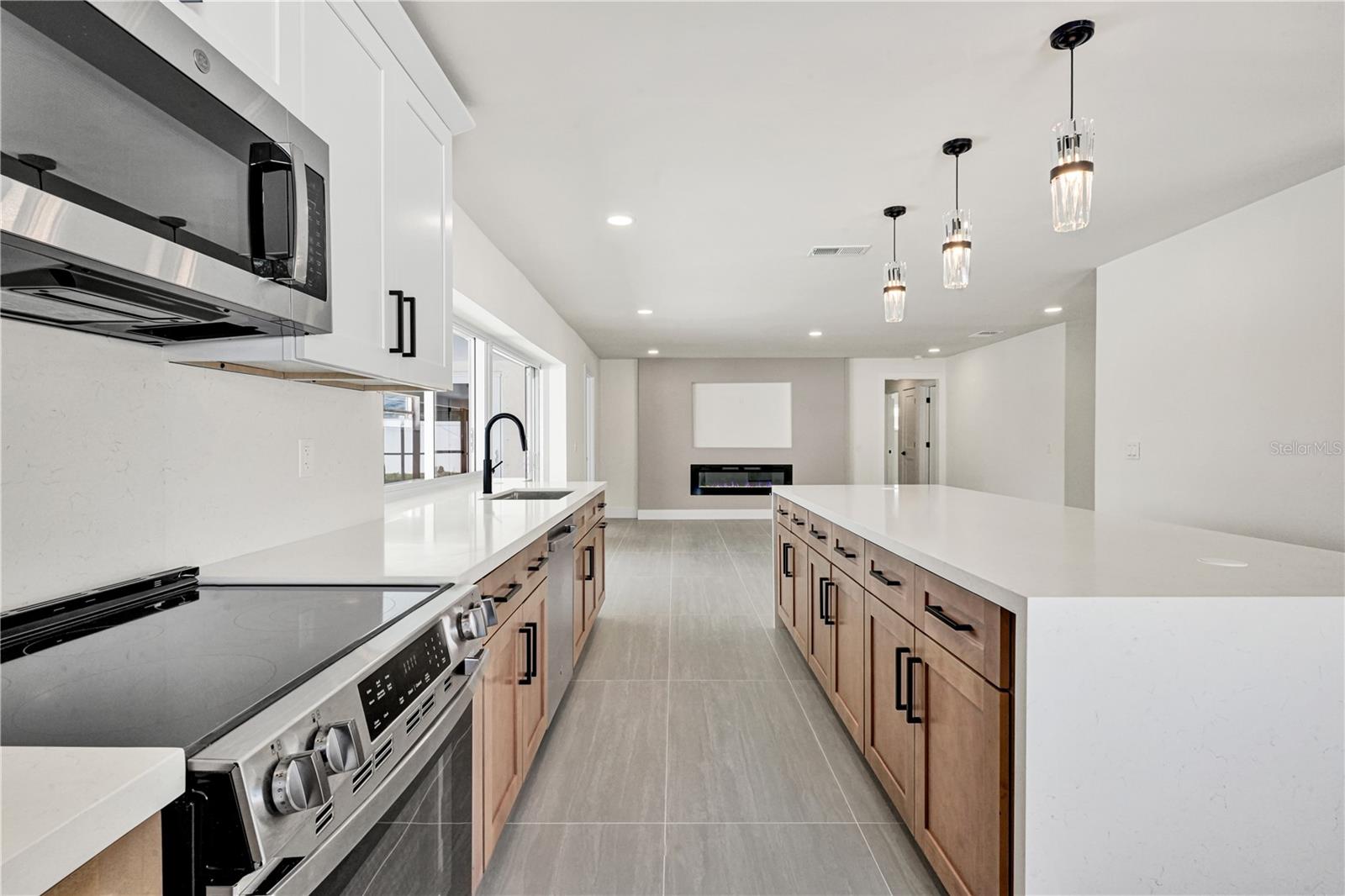 Two-toned cabinets - 915 60TH ST W, BRADENTON