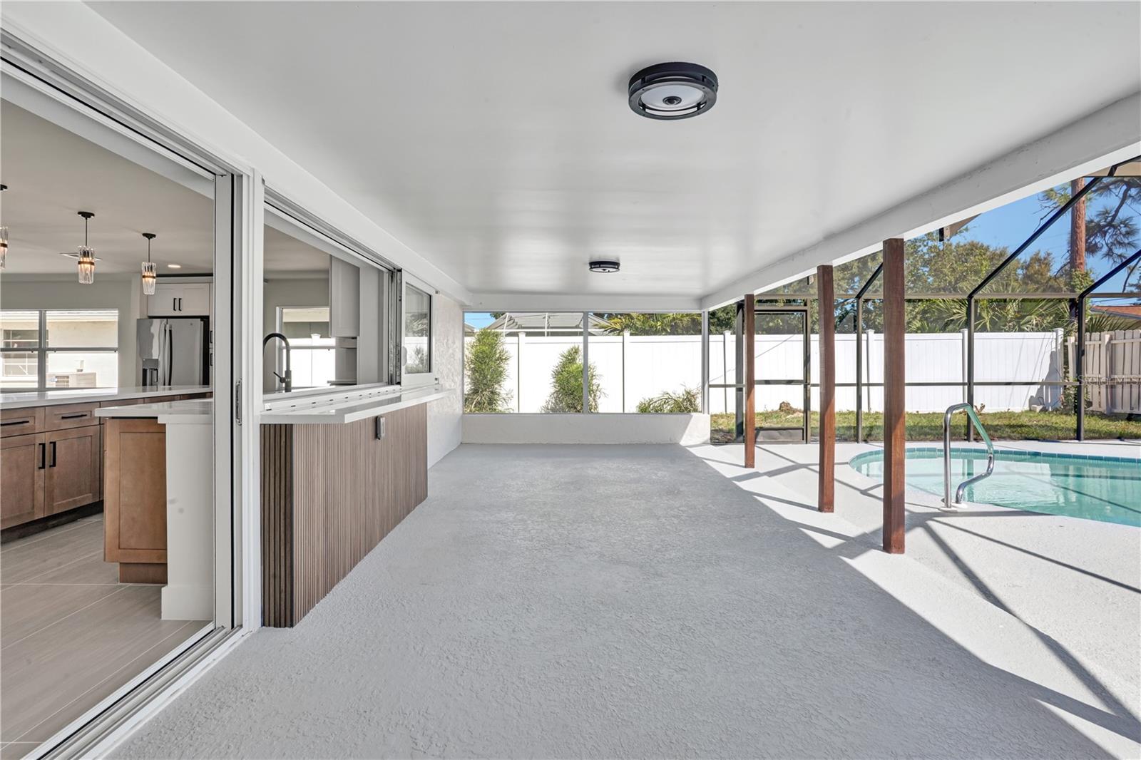 Outdoor lanai and bartop - 915 60TH ST W, BRADENTON