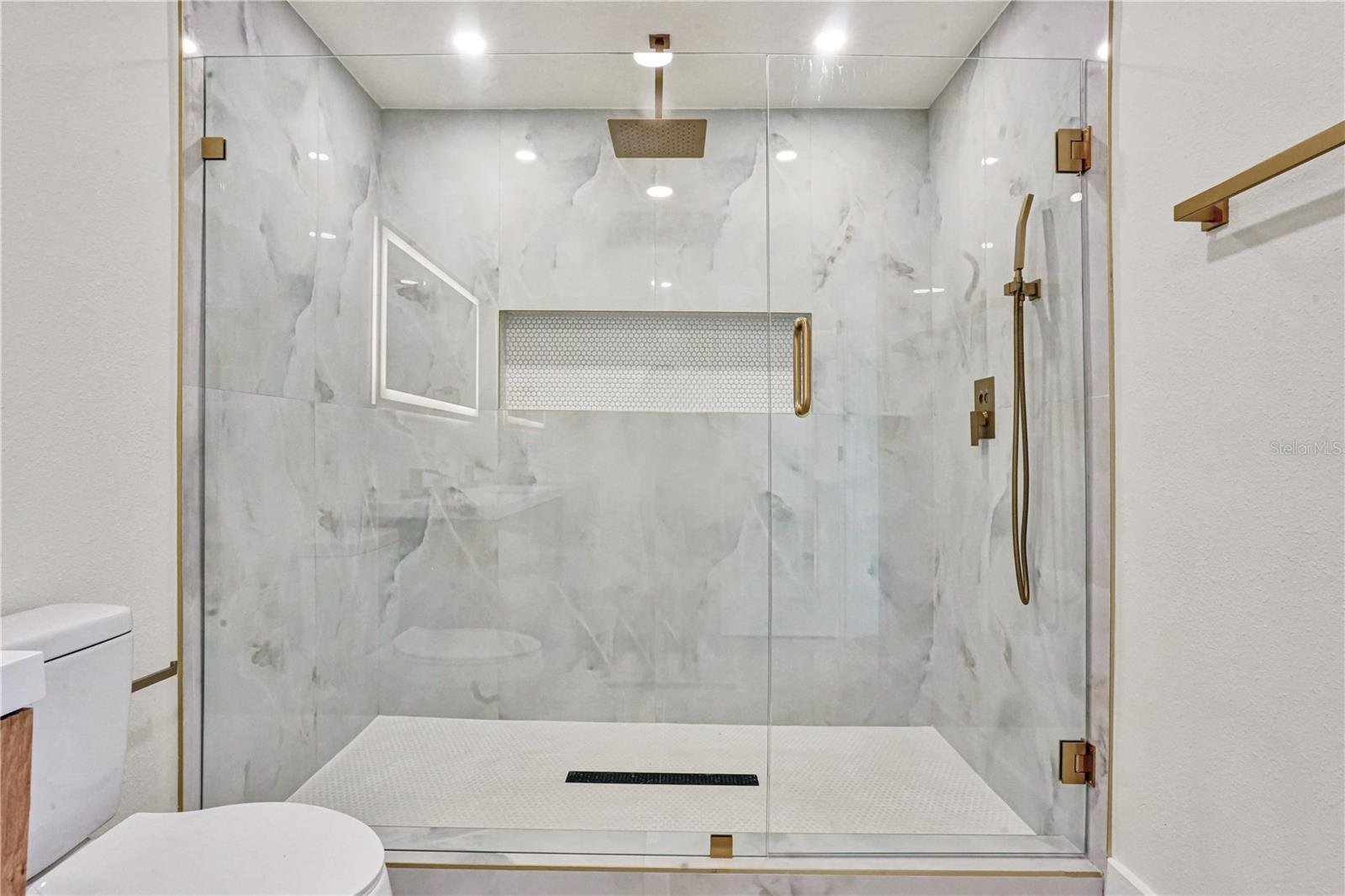 primary shower - 915 60TH ST W, BRADENTON