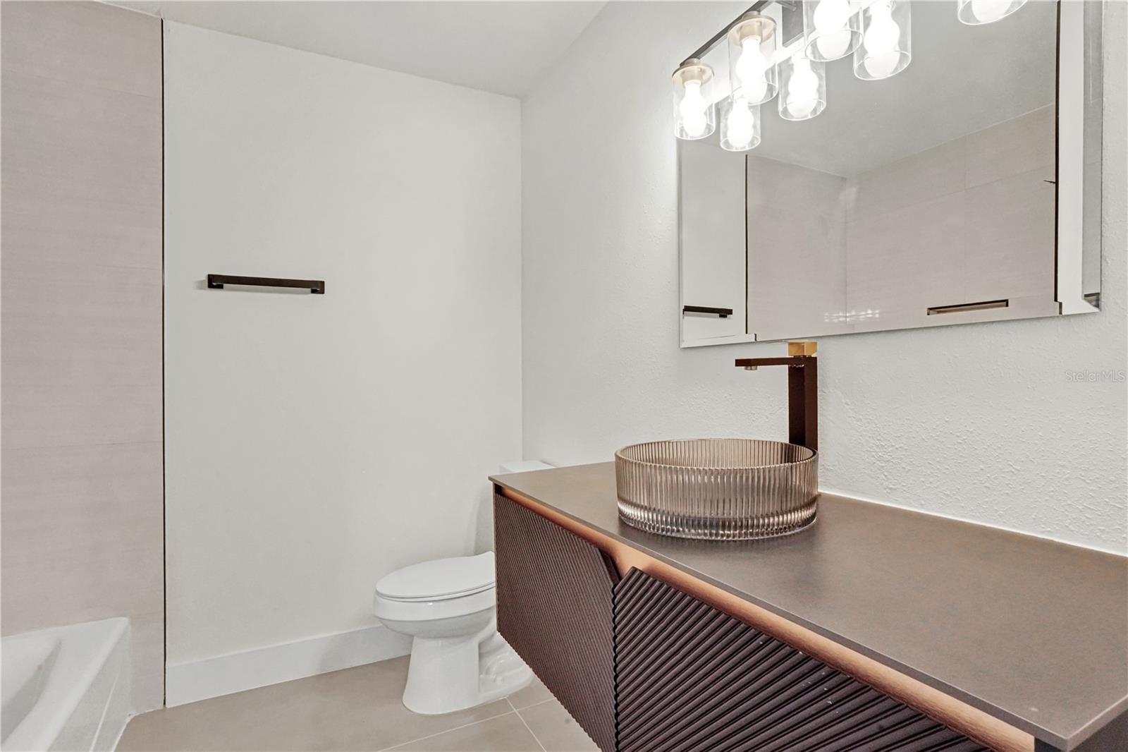 Guest Bathroom - 915 60TH ST W, BRADENTON