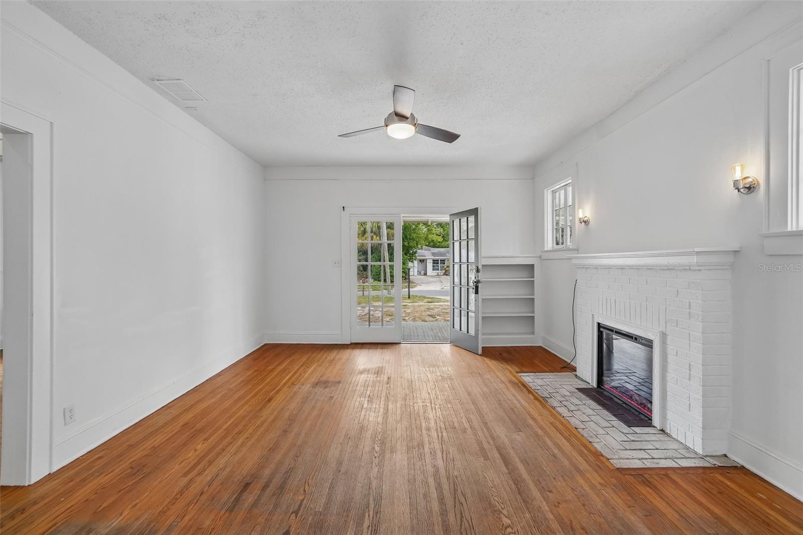 Living Room - Front Door View - 1533 E ELM RD, LAKELAND