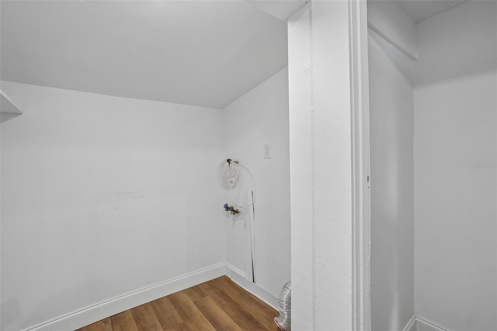 Laundry Room - Rear of Kitchen - 1533 E ELM RD, LAKELAND