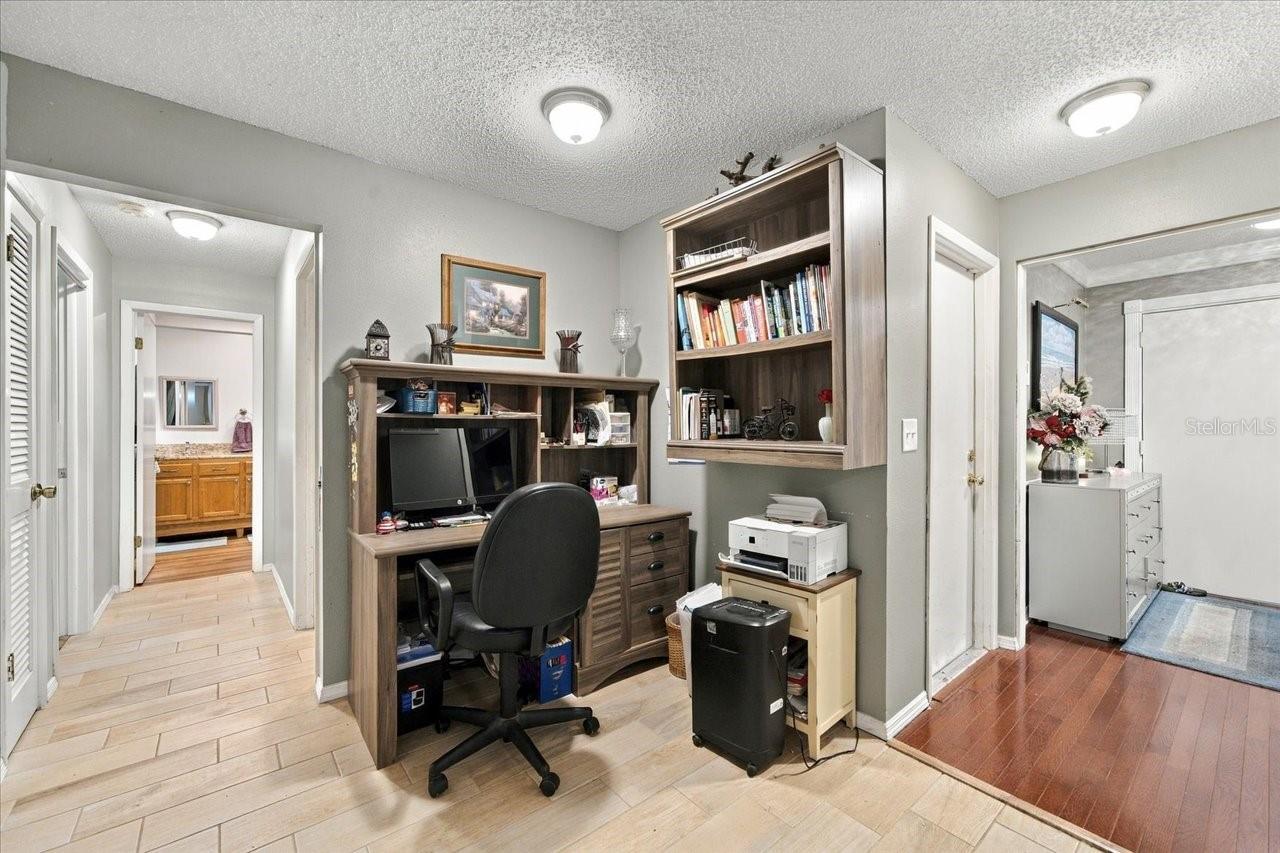 Desk Space - 8109 RUMFORD CT, HUDSON