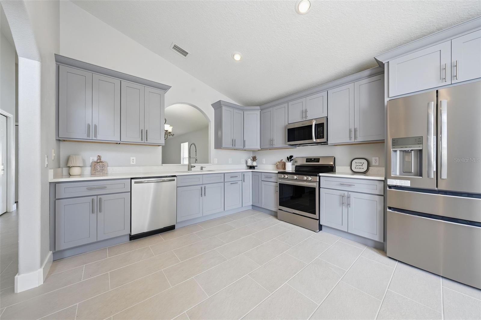 Fully renovated Kitchen with new cabinets, countertops and Appliances - 941 VINDALE RD, TAVARES