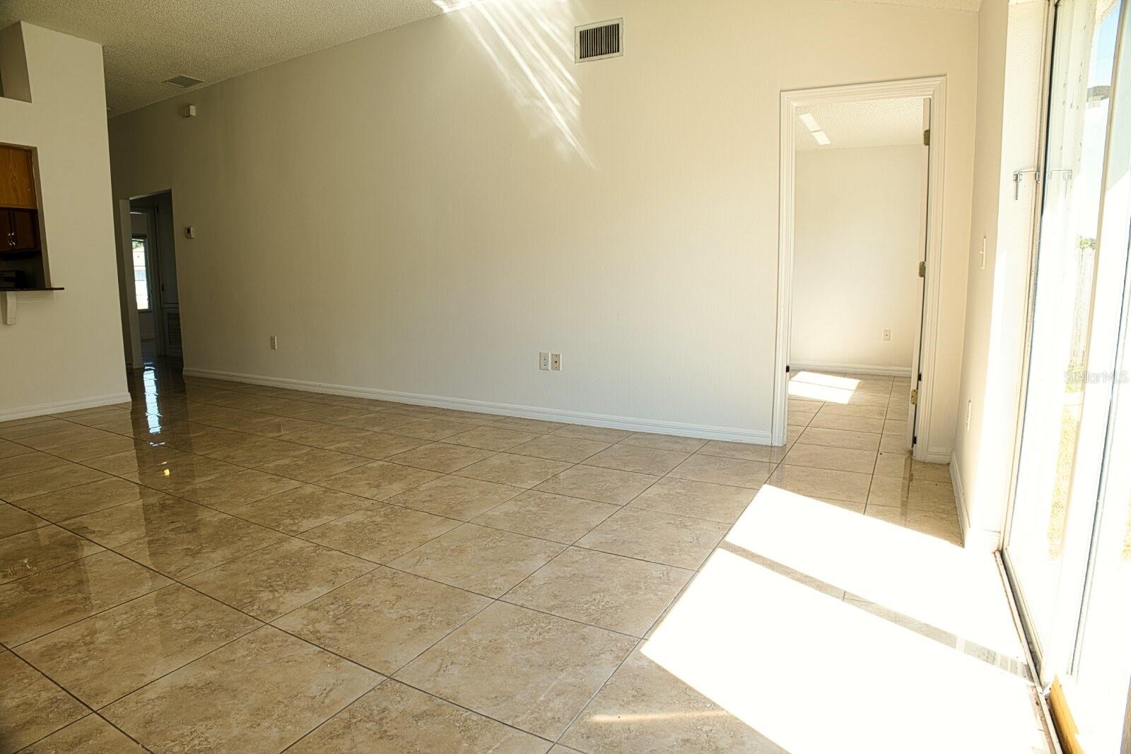 Single Family Residence at 11007 WHITECAP DR, RIVERVIEW, photo 18 of 32