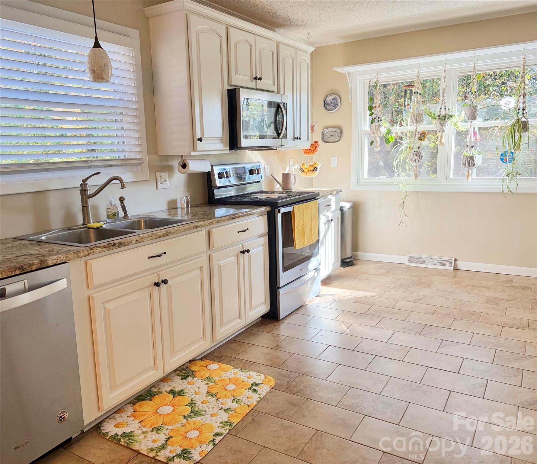 Single Family Residence at 430 Carters Ridge Road, Spruce Pine, photo 8 of 27
