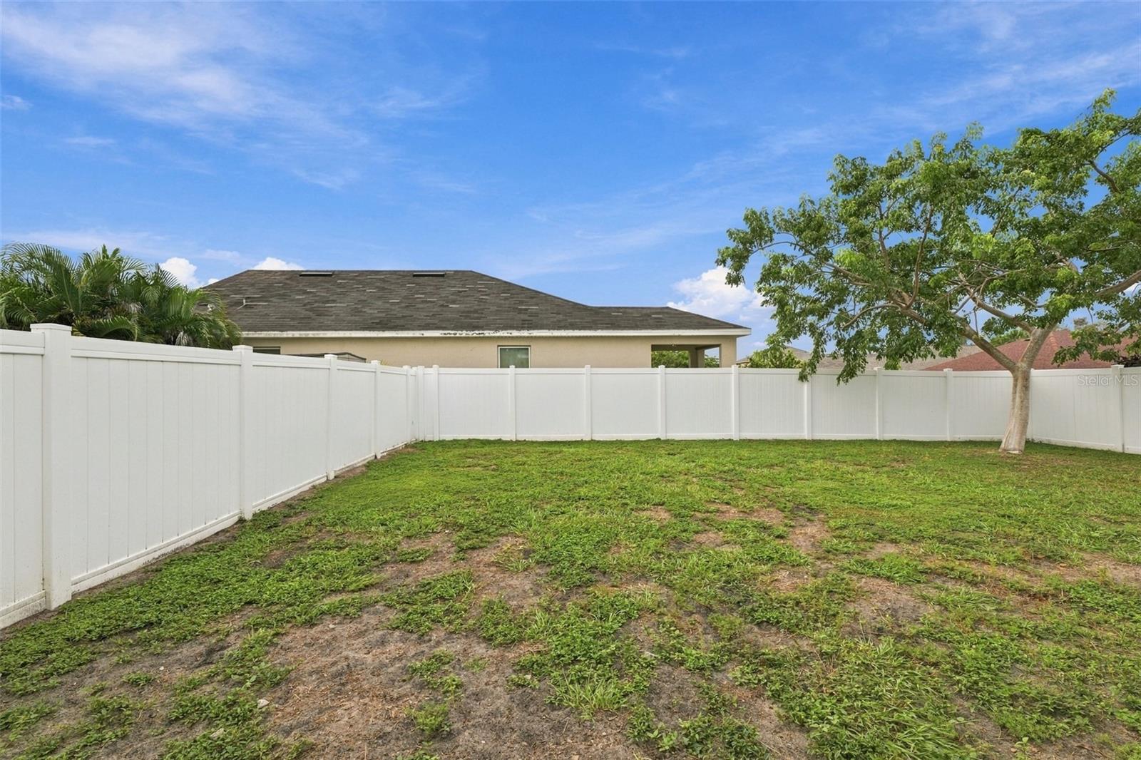 Spacious fully fenced backyard - 5213 11TH ST E, BRADENTON