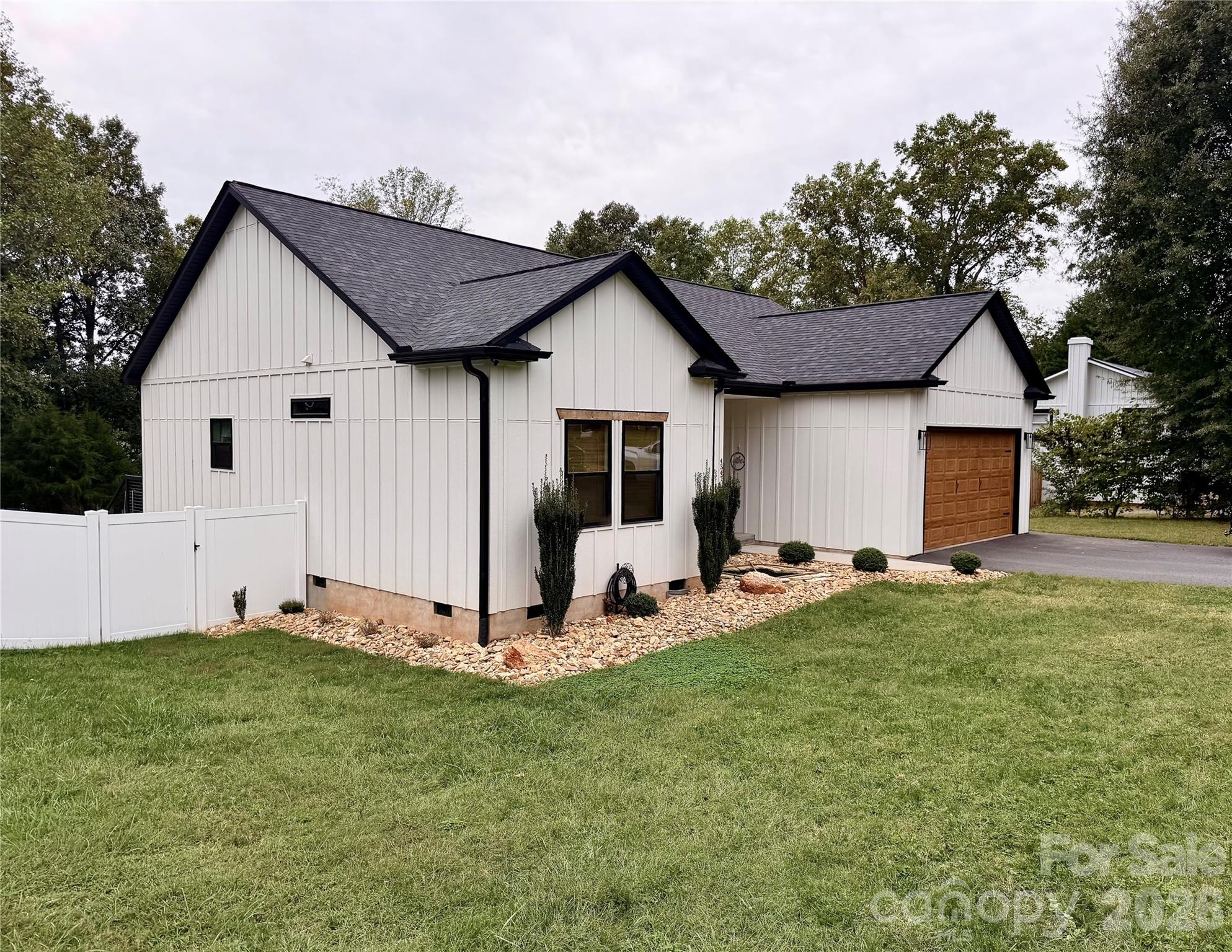 Single Family Residence at 4347 Greenbriar Drive, Hickory, photo 2 of 45