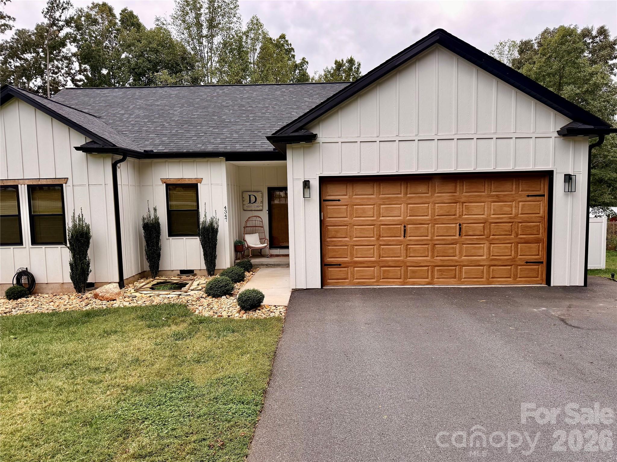 Single Family Residence at 4347 Greenbriar Drive, Hickory, photo 4 of 45
