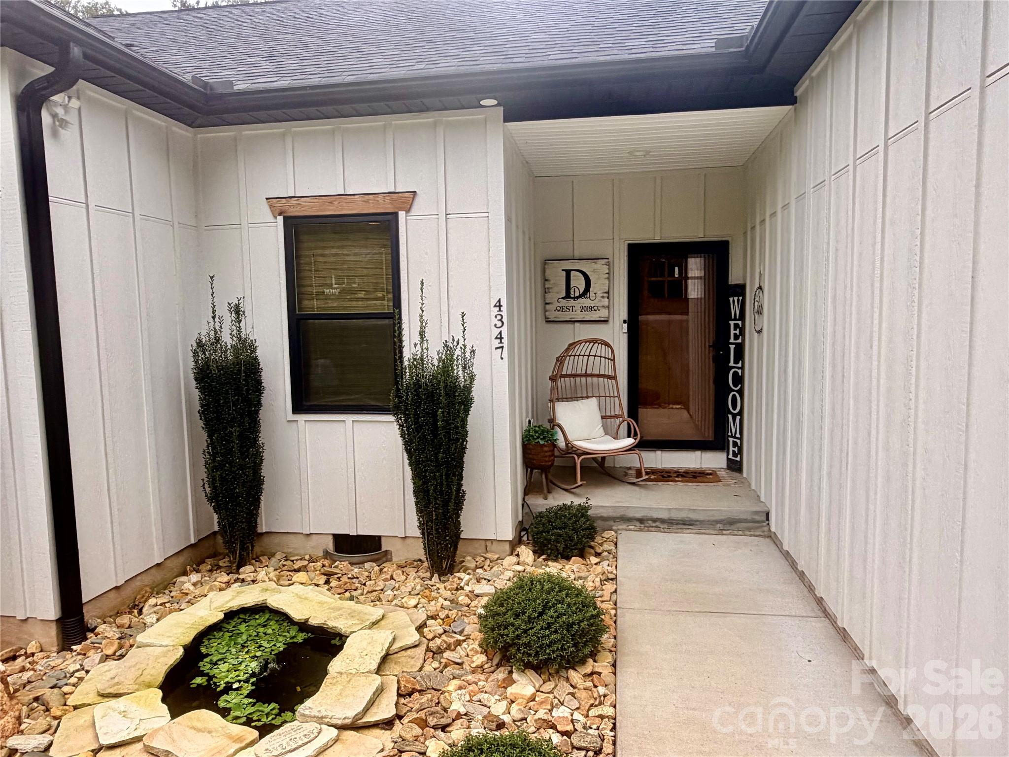 Single Family Residence at 4347 Greenbriar Drive, Hickory, photo 5 of 45