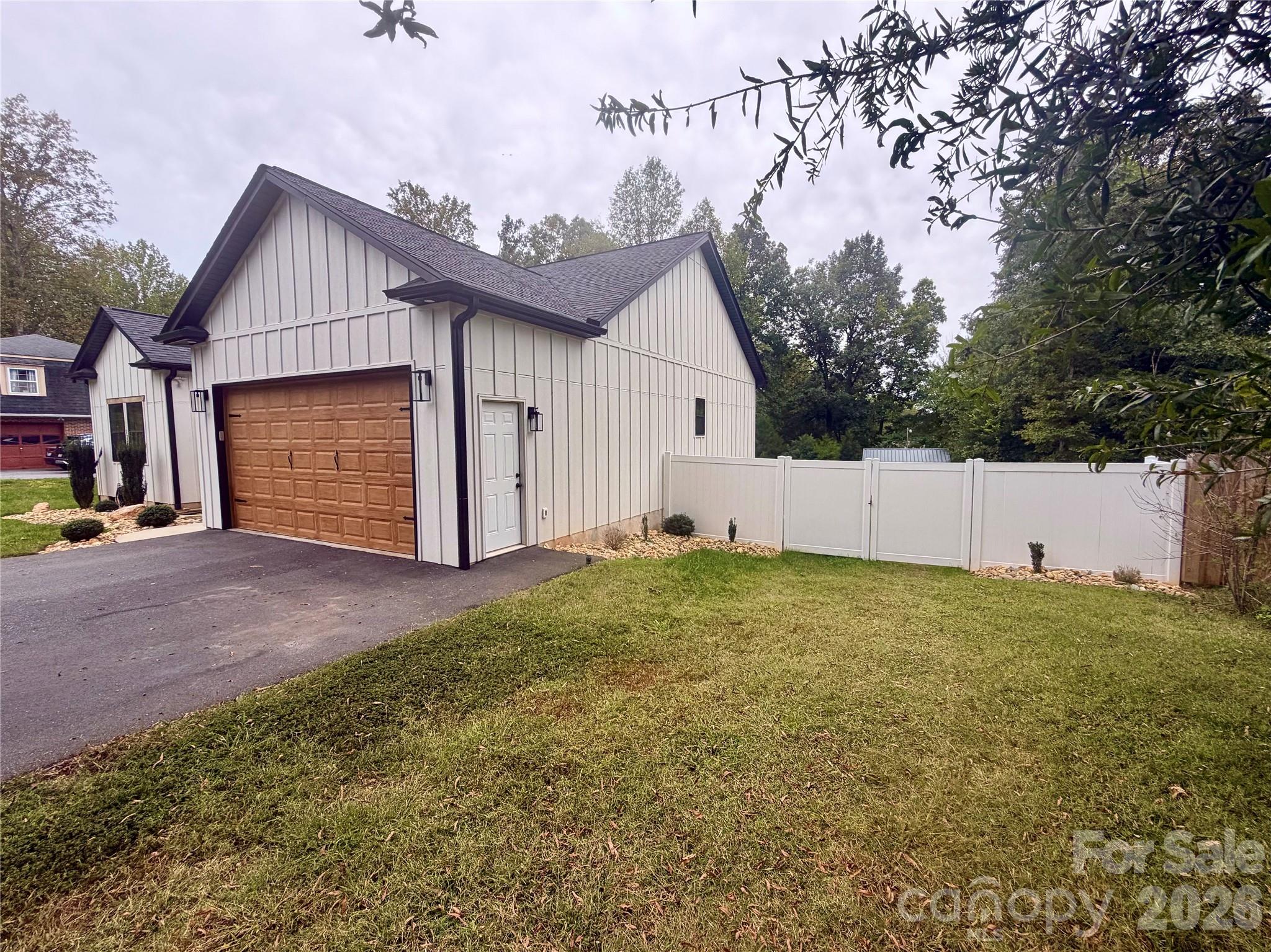 Single Family Residence at 4347 Greenbriar Drive, Hickory, photo 8 of 45