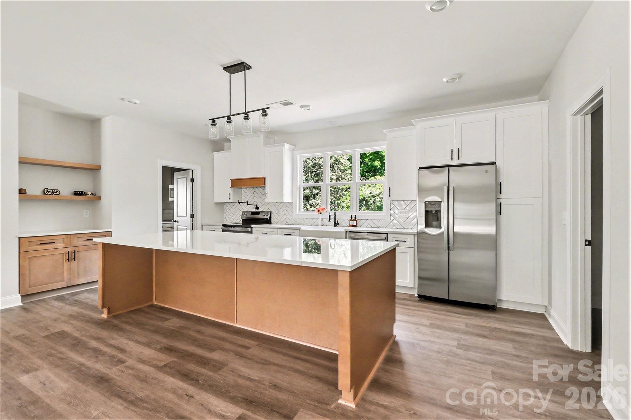 Huge quartz island - 1452 Robinwood Road, Gastonia