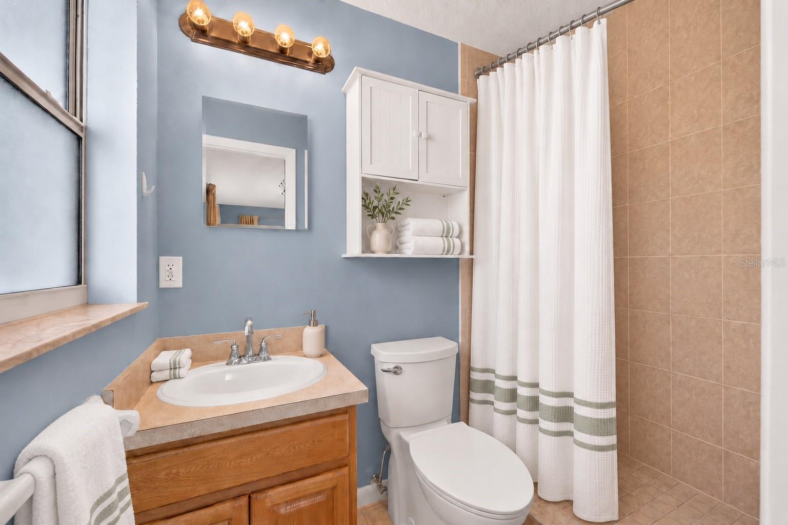 Owner's Bath - 22532 SE 59TH PL, HAWTHORNE