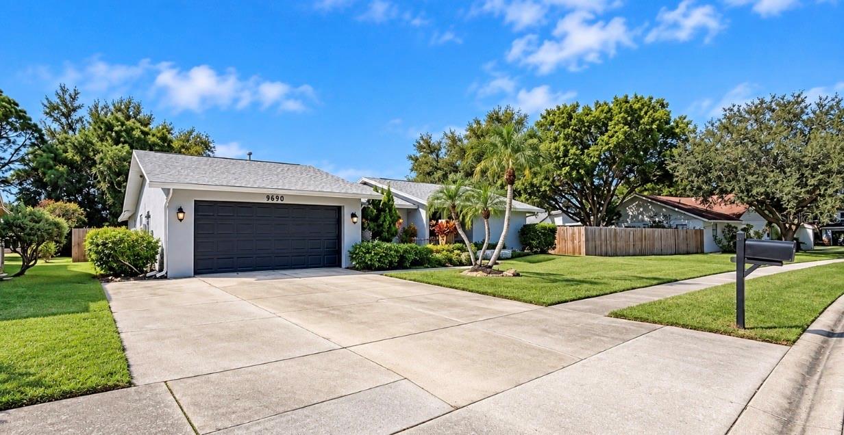 driveway holds 6 cars - 9690 LEEWARD AVE, LARGO