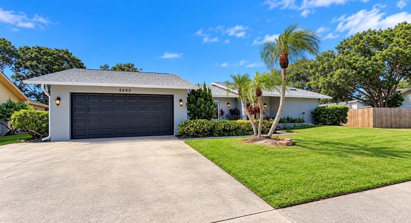 great curb appeal - 9690 LEEWARD AVE, LARGO