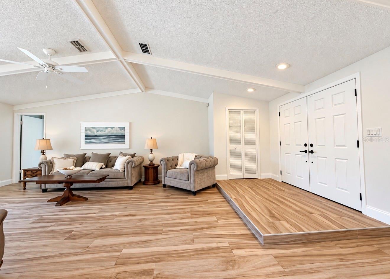 Living room with step up entryway - 9690 LEEWARD AVE, LARGO