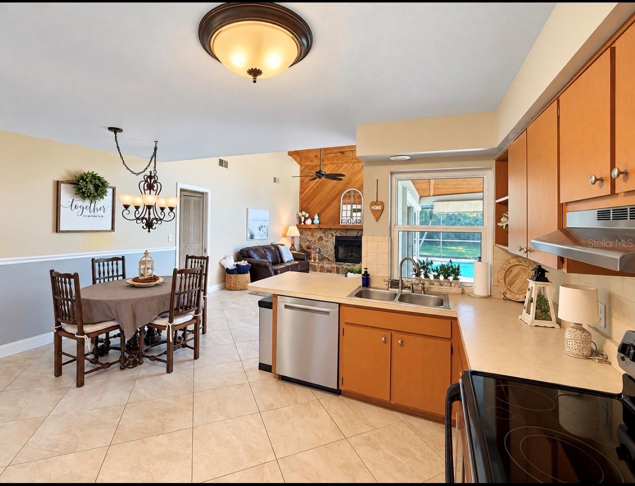 Dinette off kitchen - 9690 LEEWARD AVE, LARGO