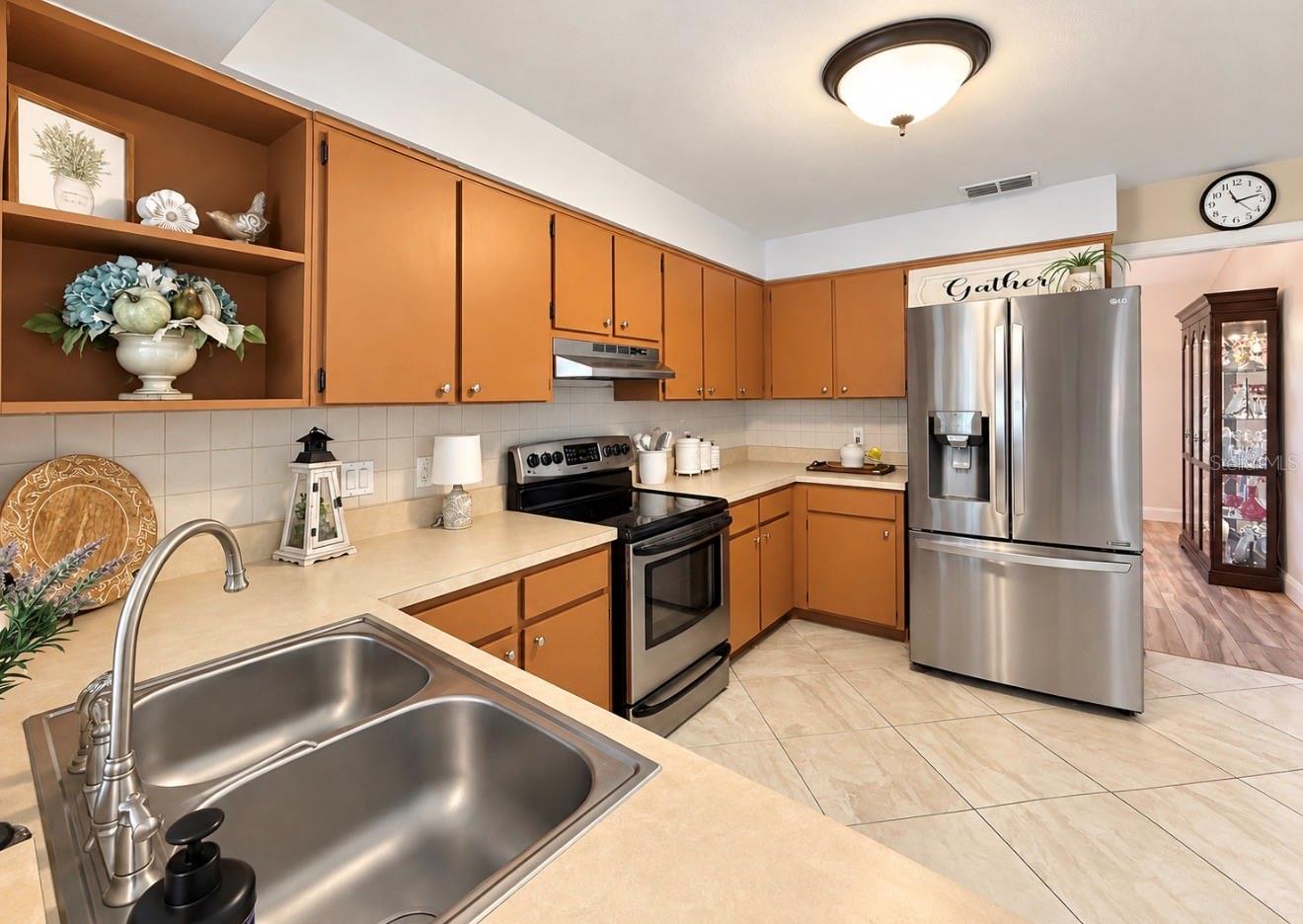 stainless sink over looks pool lanai - 9690 LEEWARD AVE, LARGO