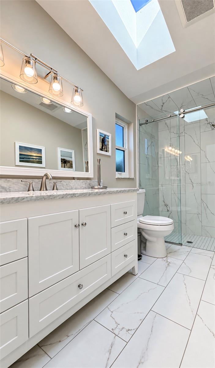 Primary bathroom - 9690 LEEWARD AVE, LARGO