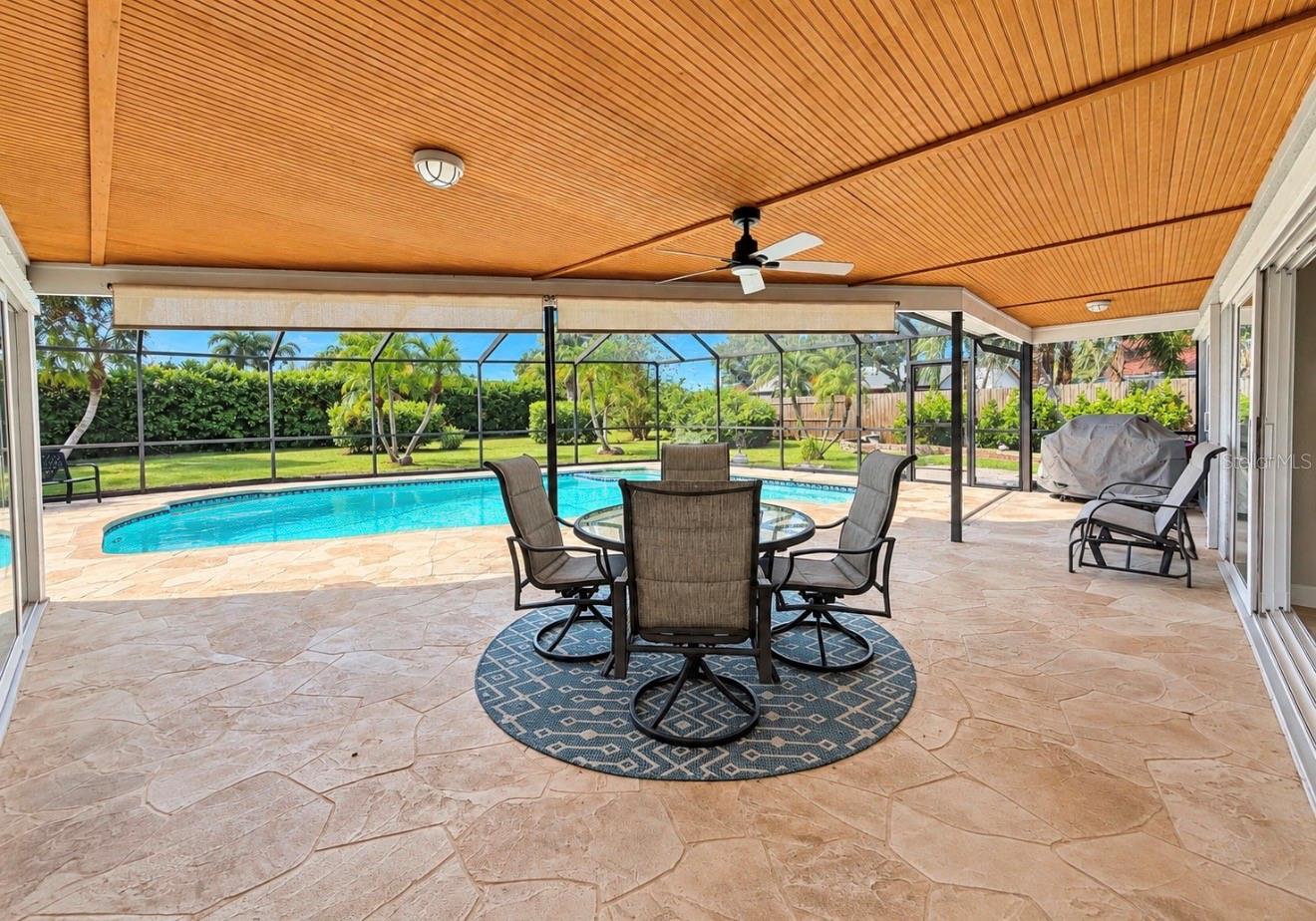 Pool covered lanai off living room - 9690 LEEWARD AVE, LARGO