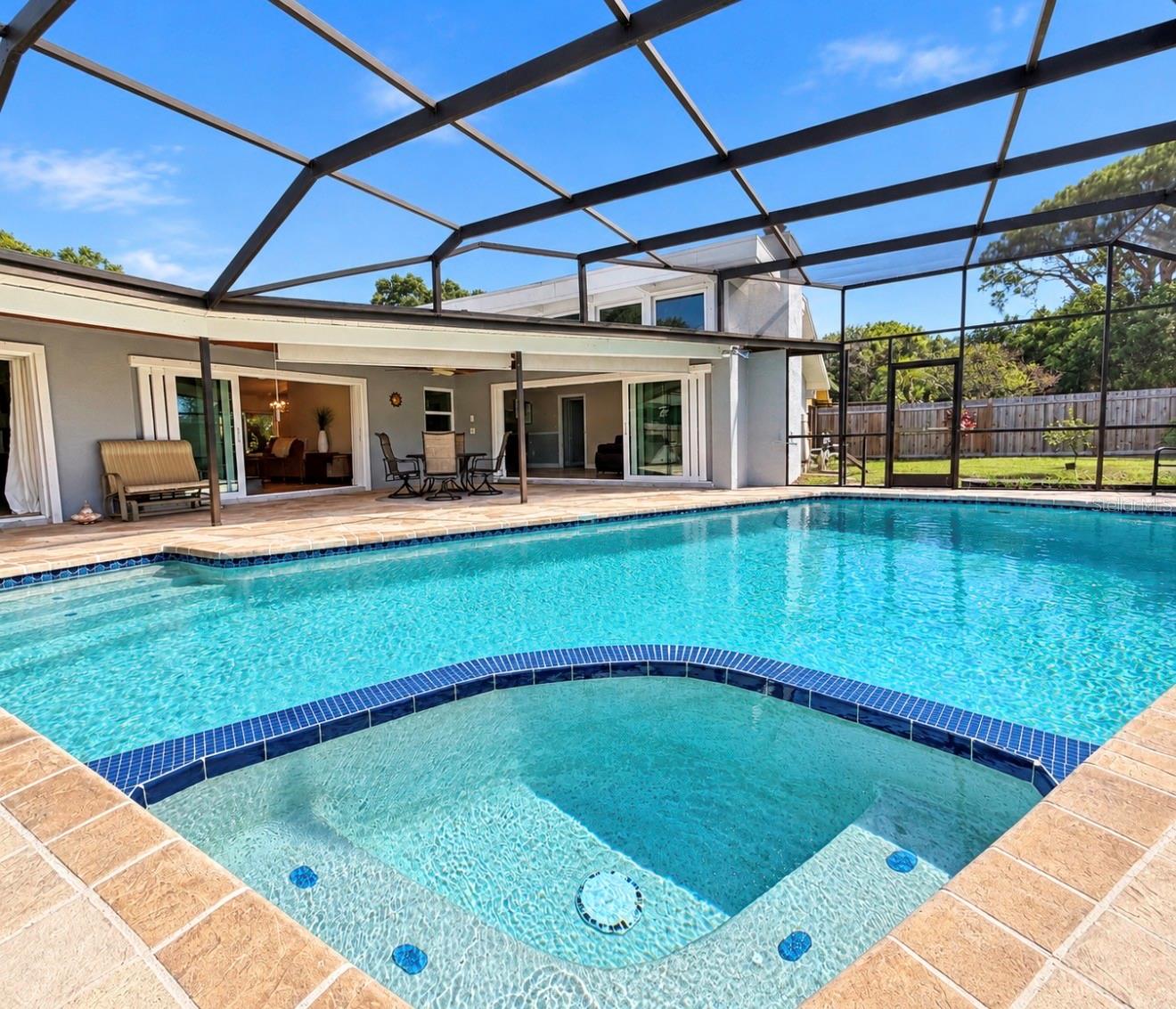 Screened Enclosed pool with spillover spa - 9690 LEEWARD AVE, LARGO