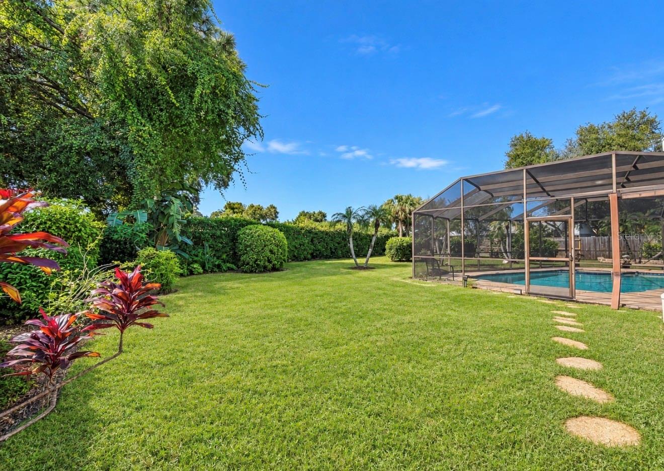 extremely large backyard - 9690 LEEWARD AVE, LARGO