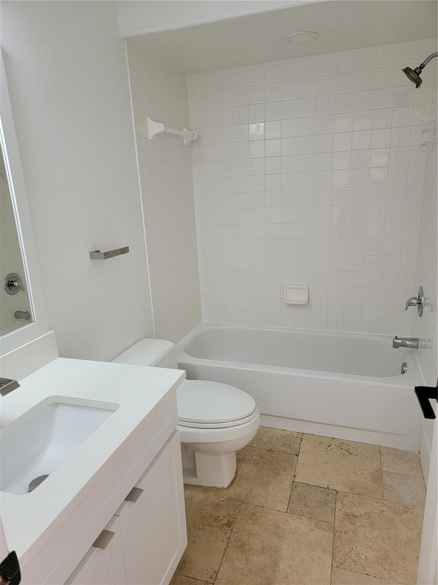 Second bathroom with tub and shower - 5654 SHEFFIELD GREENE CIR #28, SARASOTA