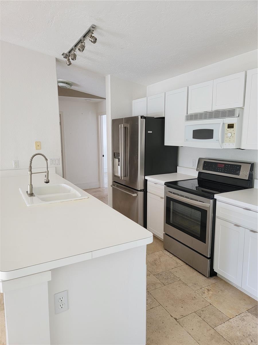 Galley kitchen - 5654 SHEFFIELD GREENE CIR #28, SARASOTA
