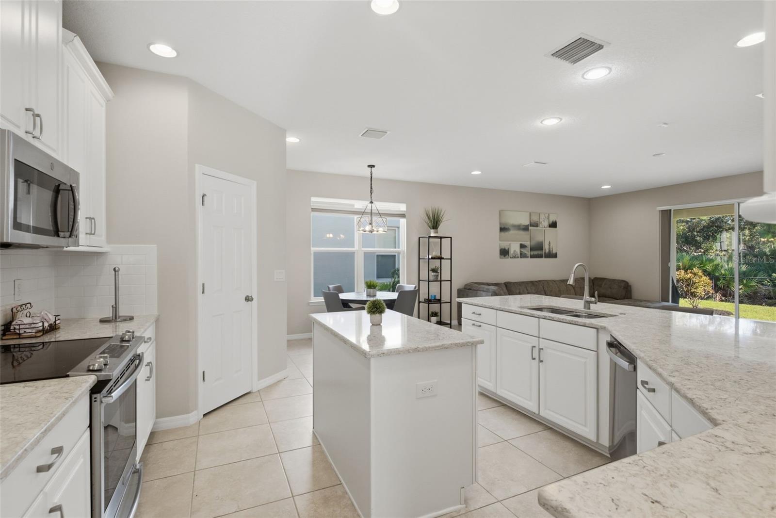 Single Family Residence at 9009 SPRUCE CREEK CIR, RIVERVIEW, photo 12 of 59