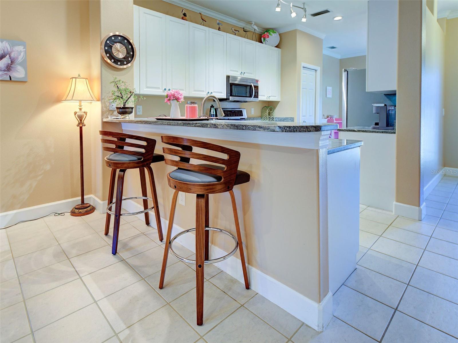 Breakfast bar. - 668 BACK NINE DR, VENICE