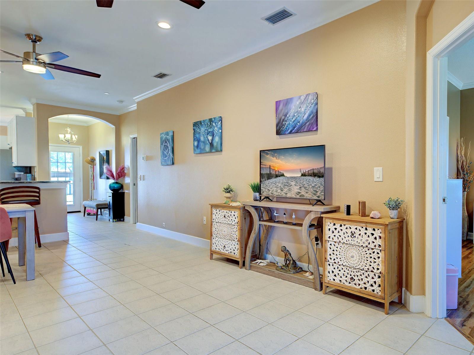 Looking towards front entry - great natural light. - 668 BACK NINE DR, VENICE