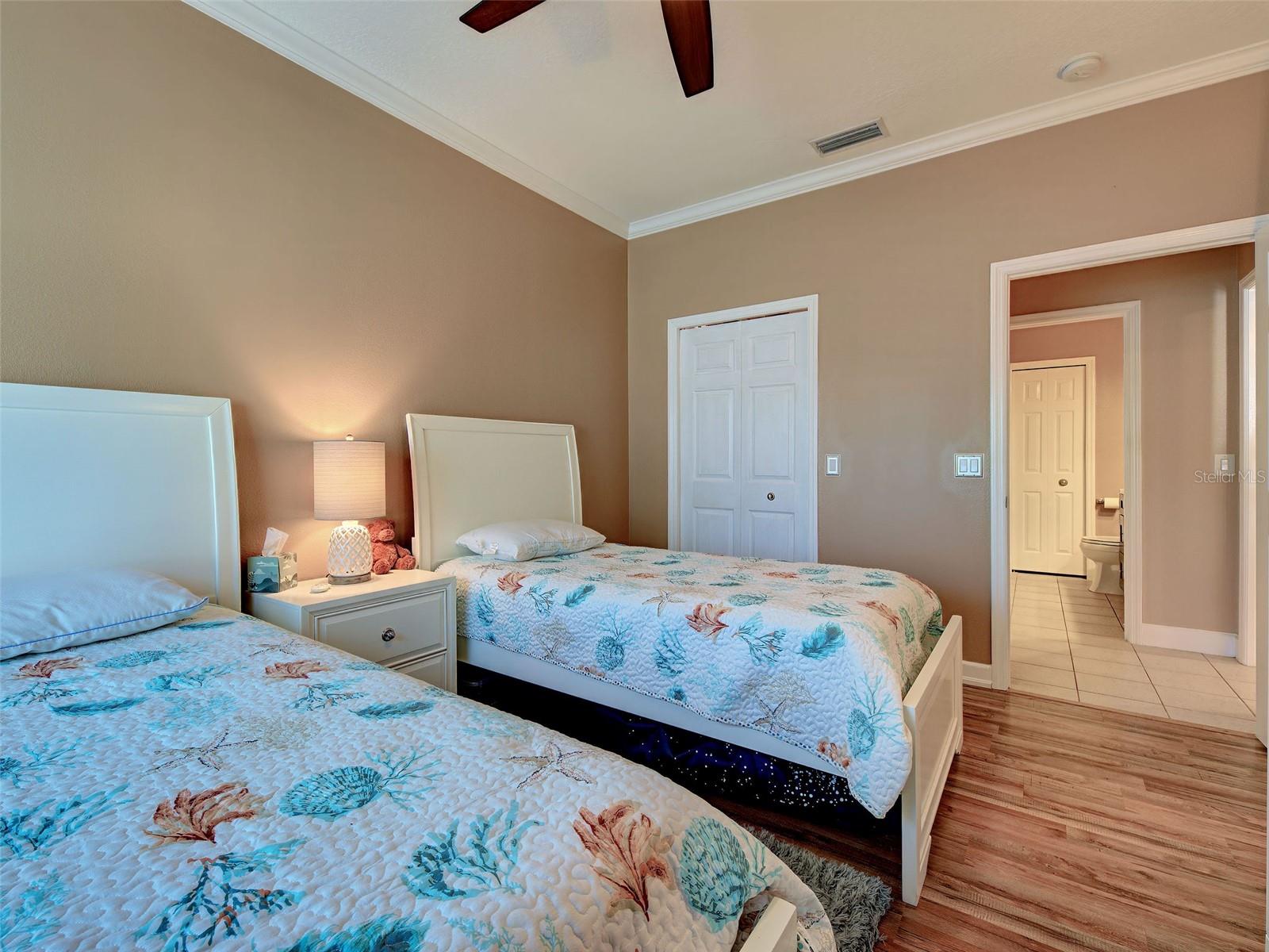 Guest Bedroom with private walk-in closet. - 668 BACK NINE DR, VENICE