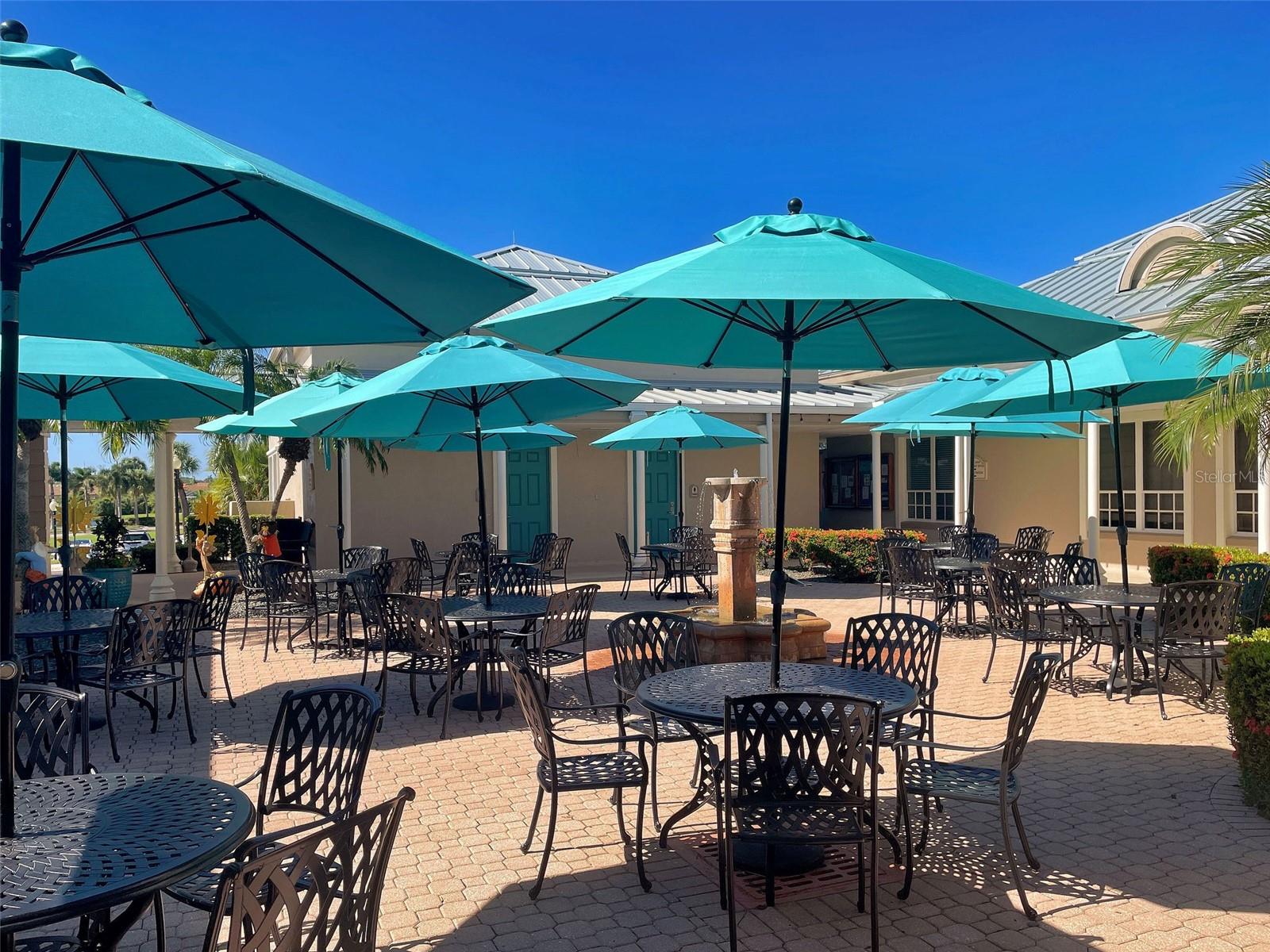 Gather with your friends on the terrace for a cold beverage and to discuss that last round of golf. - 668 BACK NINE DR, VENICE