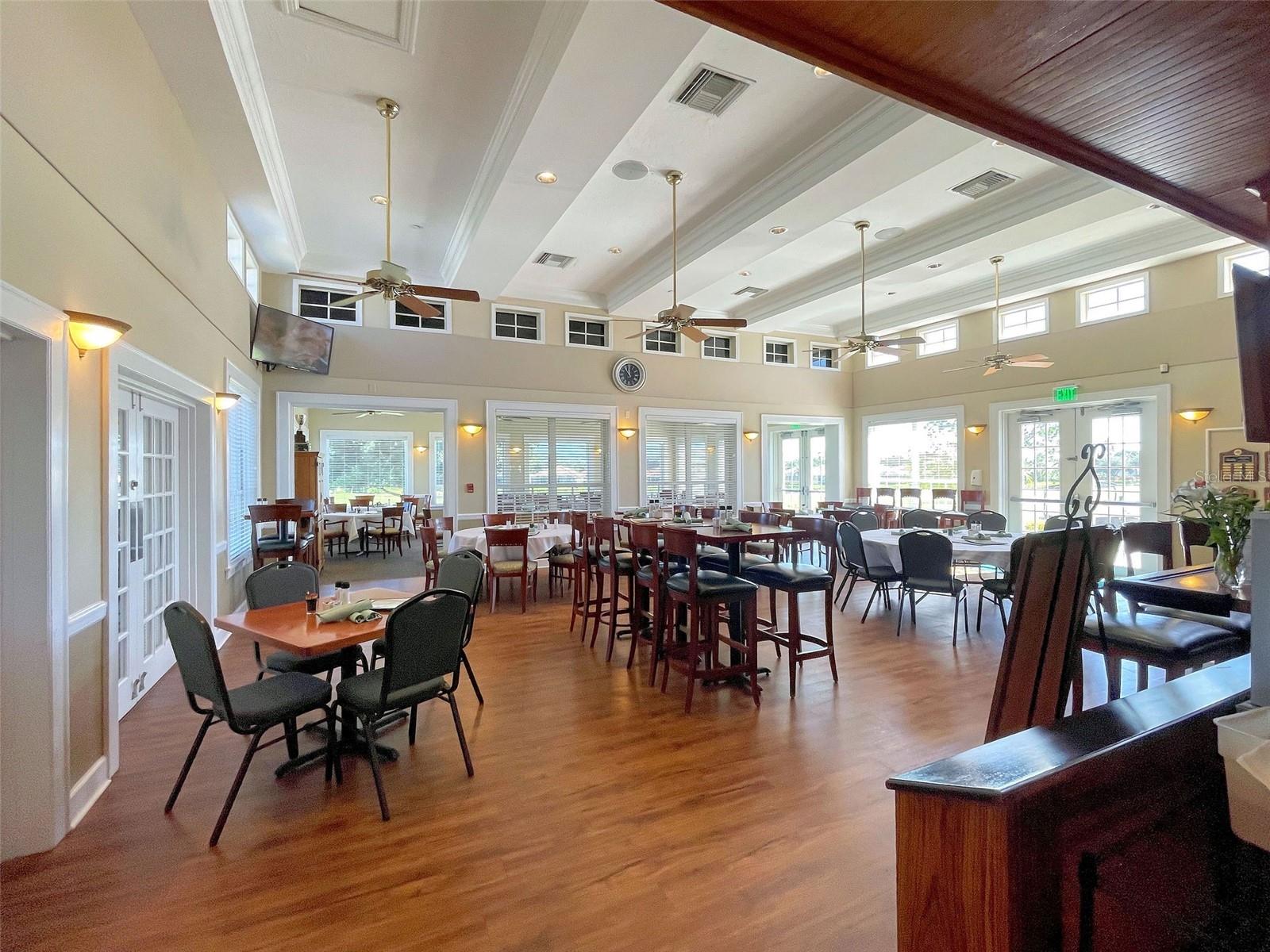 Main dining area with full service bar. - 668 BACK NINE DR, VENICE