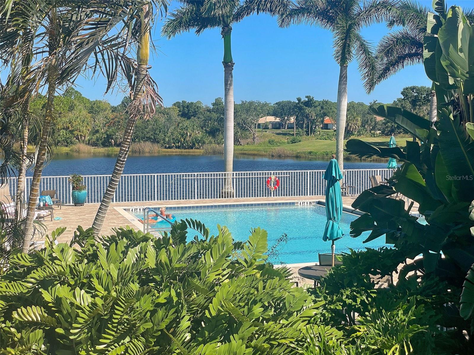 Tucked away & private. - 668 BACK NINE DR, VENICE