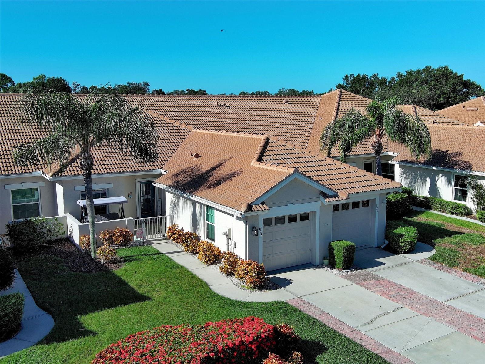 Front of villa with open courtyard area. - 668 BACK NINE DR, VENICE