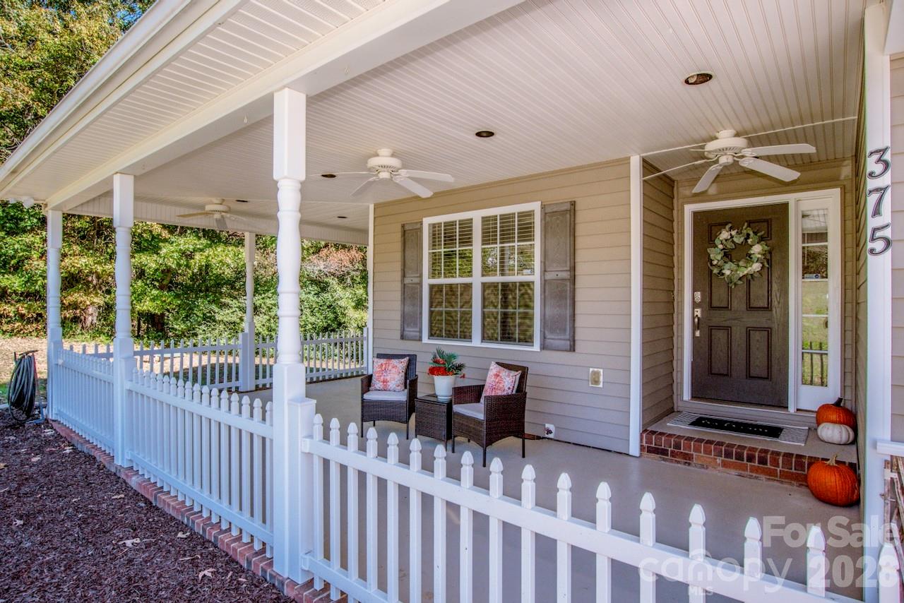 Single Family Residence at 375 Brook Glen Drive, Mooresville, photo 4 of 48