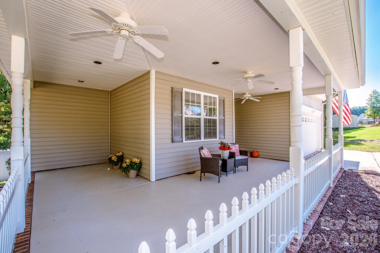 Single Family Residence at 375 Brook Glen Drive, Mooresville, photo 5 of 48