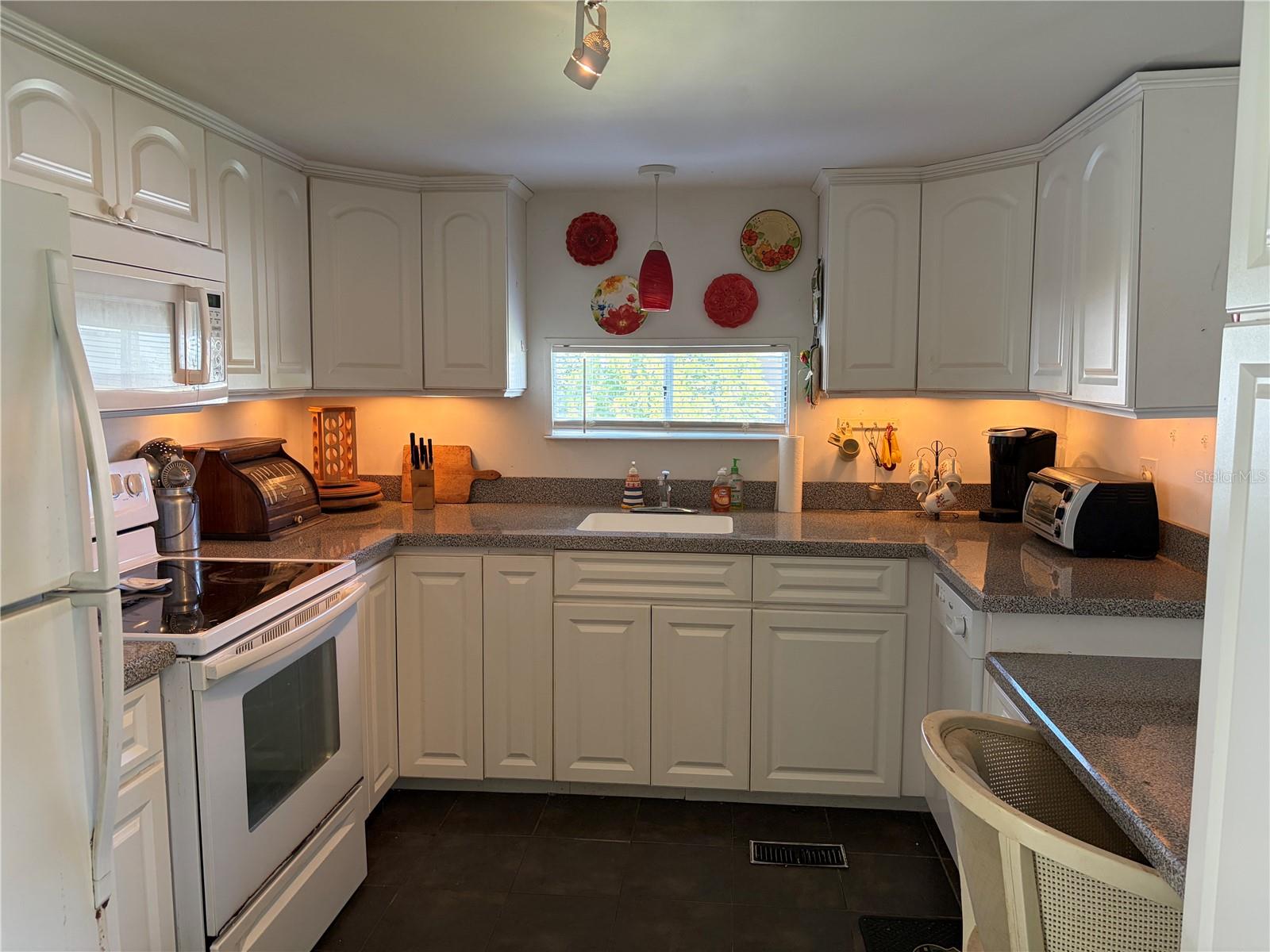 Mobile Home at 4949 OAKLAND HILLS AVE, SARASOTA, photo 11 of 74