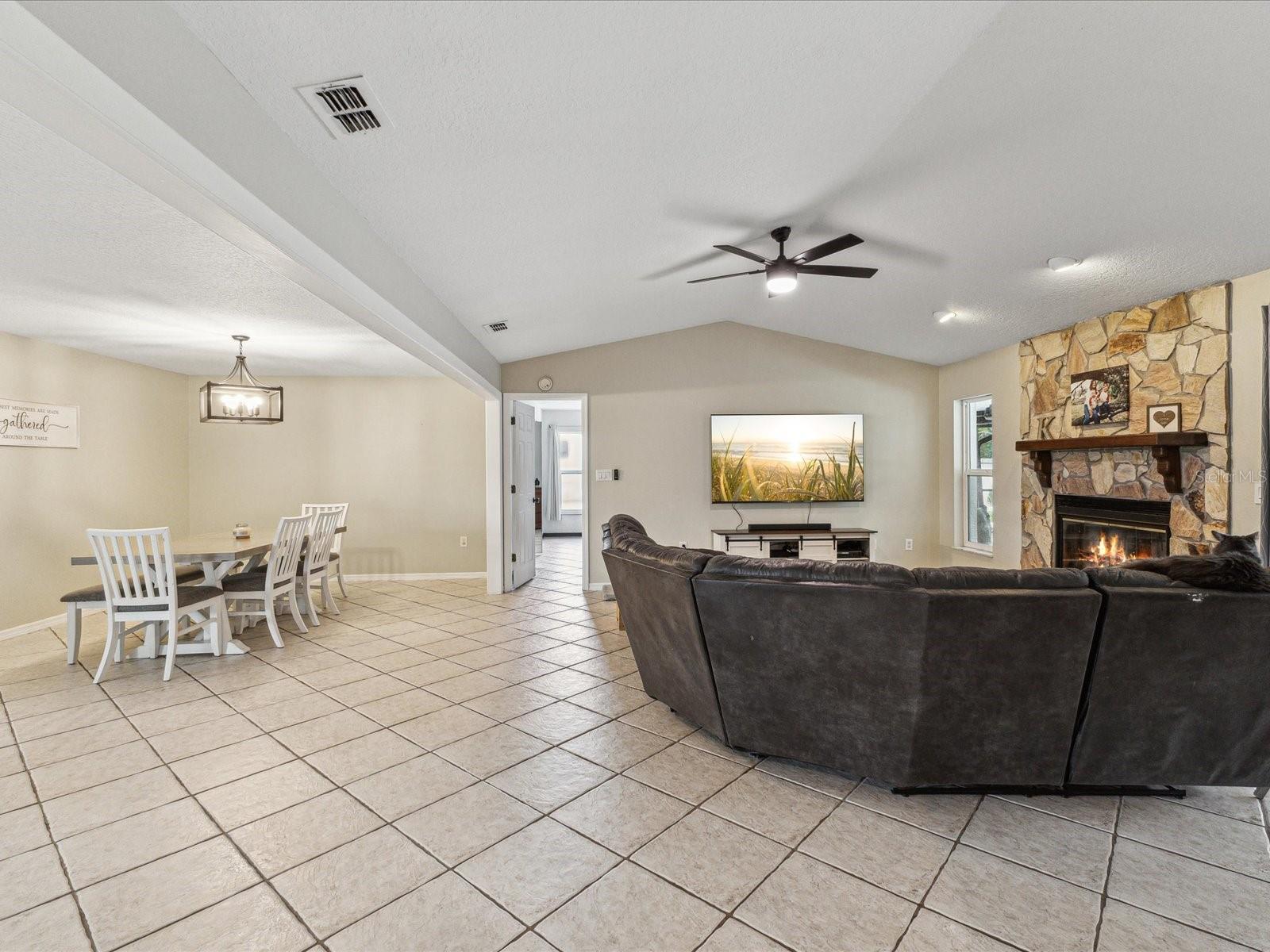Family Room and Dining Area - 1222 HUNTINGTON AVE, SPRING HILL