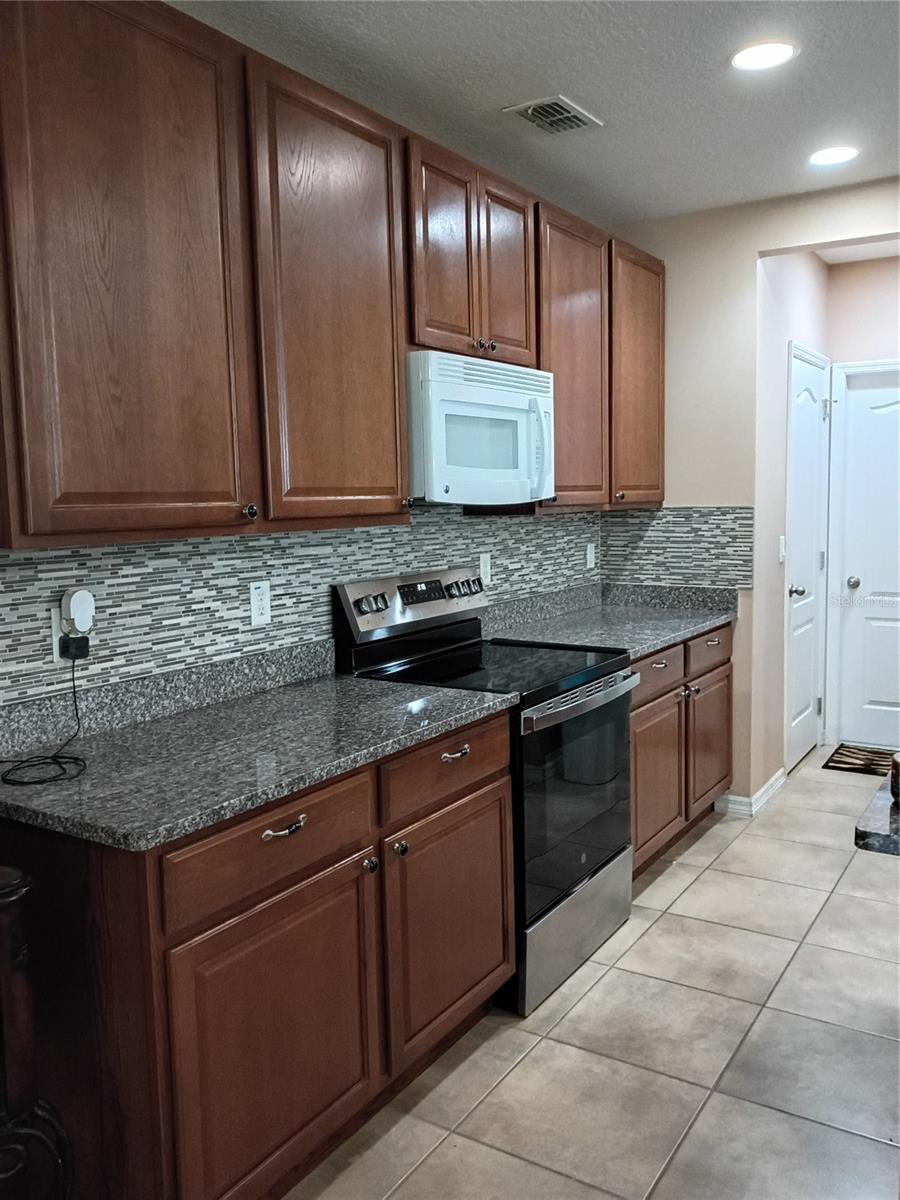 Kitchen - 406 WINDBOURNE WAY, HAINES CITY