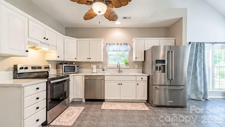 Single Family Residence at 6216 Creek Breeze Road, Charlotte, photo 12 of 35