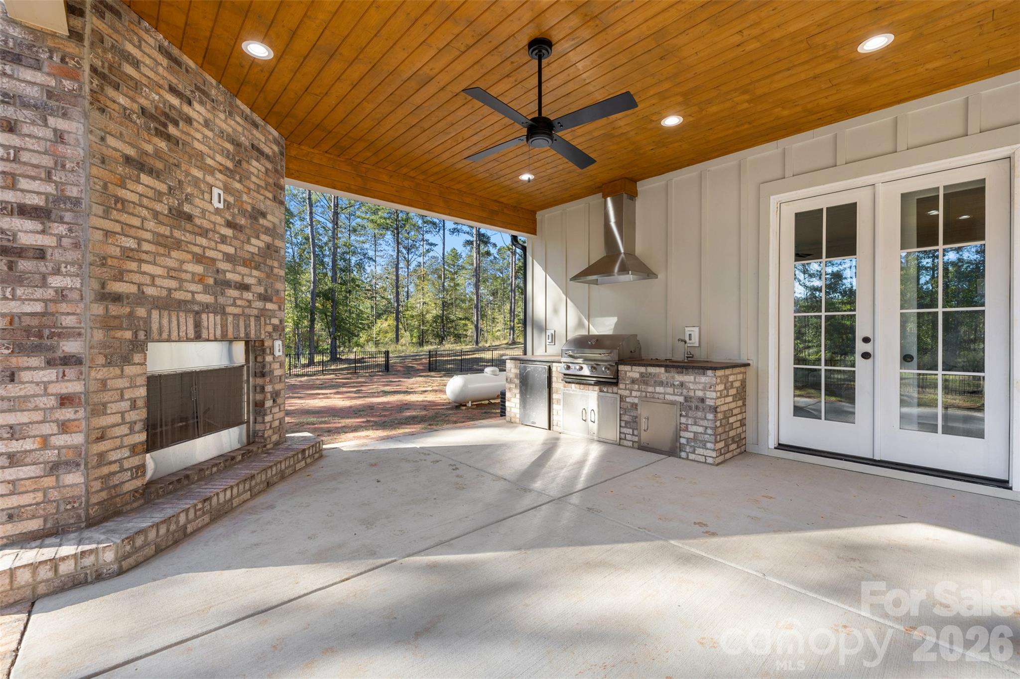 Outdoor kitchen and fireplace for main house - 2137 Overbrook Way, Kershaw