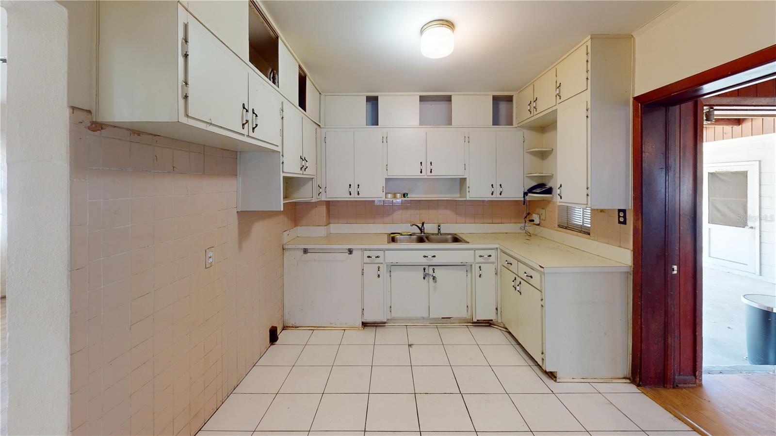 Single Family Residence at 3302 W PAXTON AVE, TAMPA, photo 9 of 32