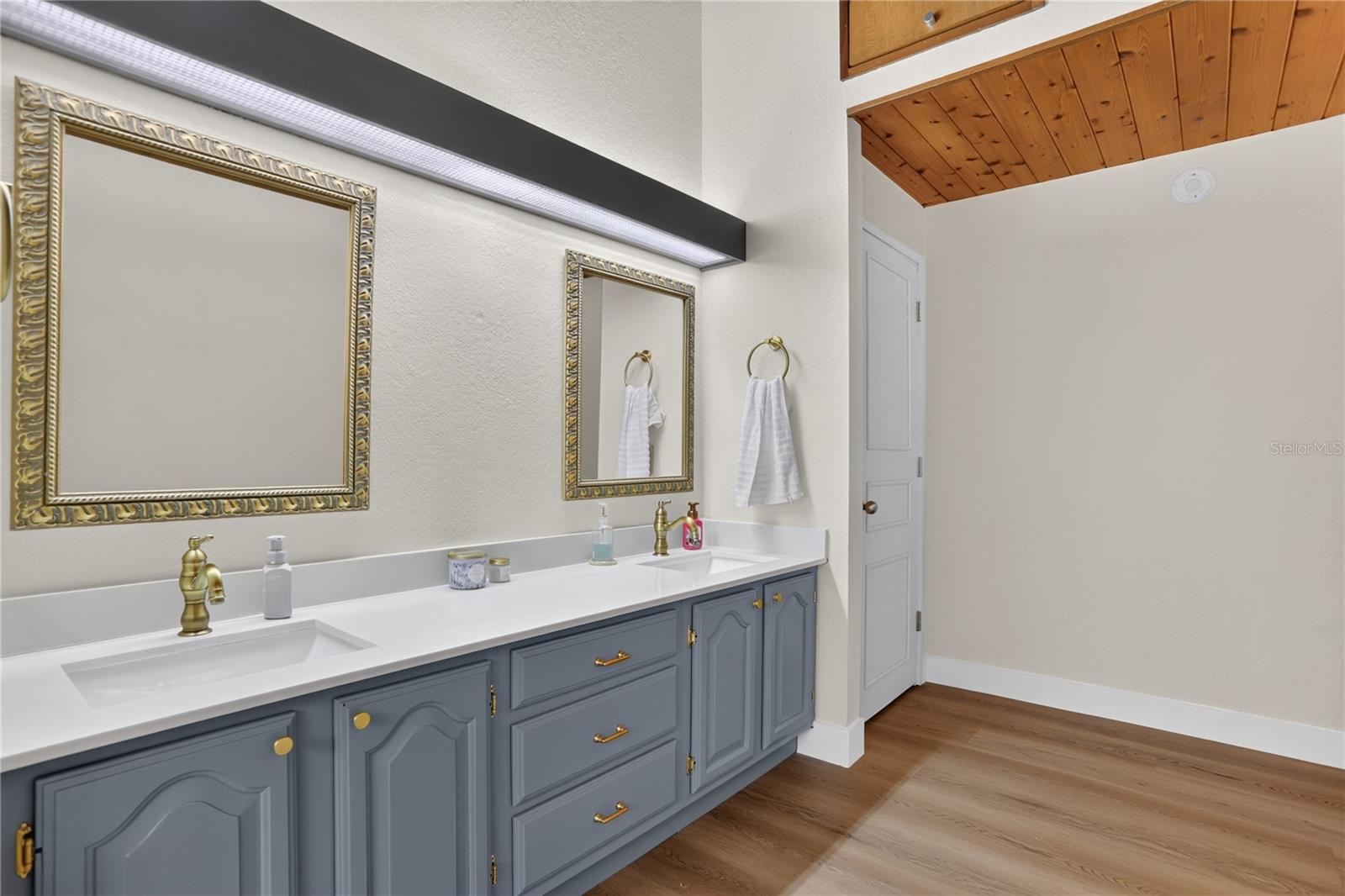 Master Bathroom Dual Sinks - 2313 INDIAN MOUND TRL, KISSIMMEE