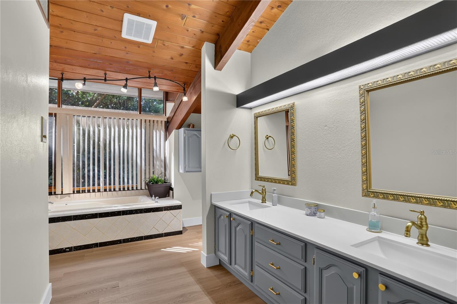 Master Bathroom Dual Sinks - 2313 INDIAN MOUND TRL, KISSIMMEE