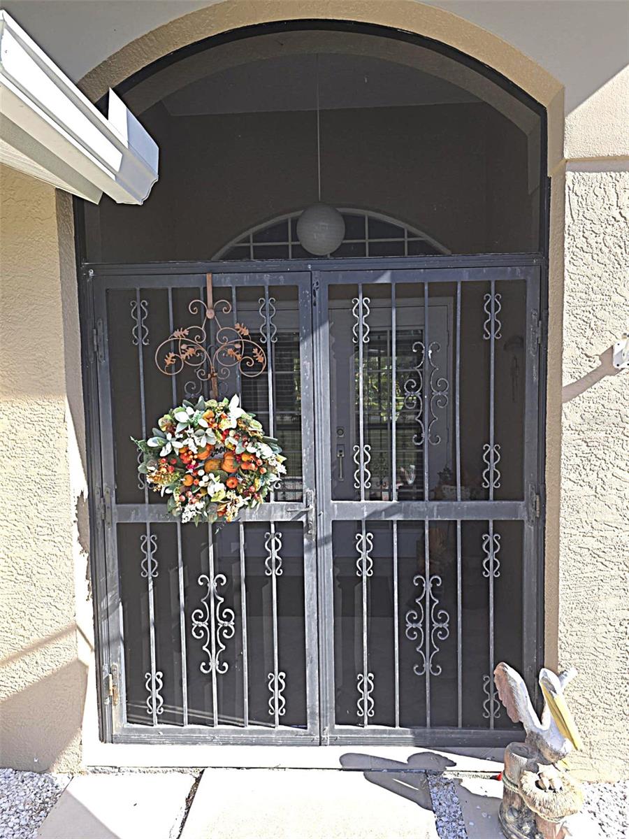 Front entry, screened. - 2805 NORWOOD LN, VENICE