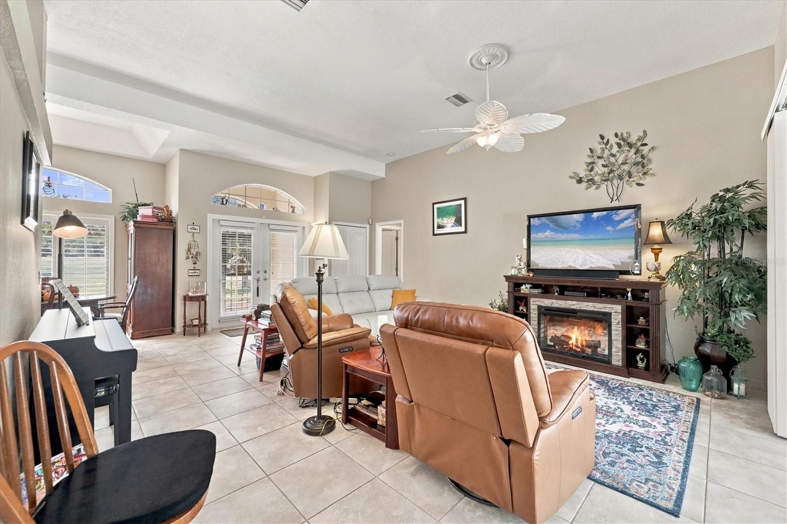 Looking from kitchen dinette area. - 2805 NORWOOD LN, VENICE