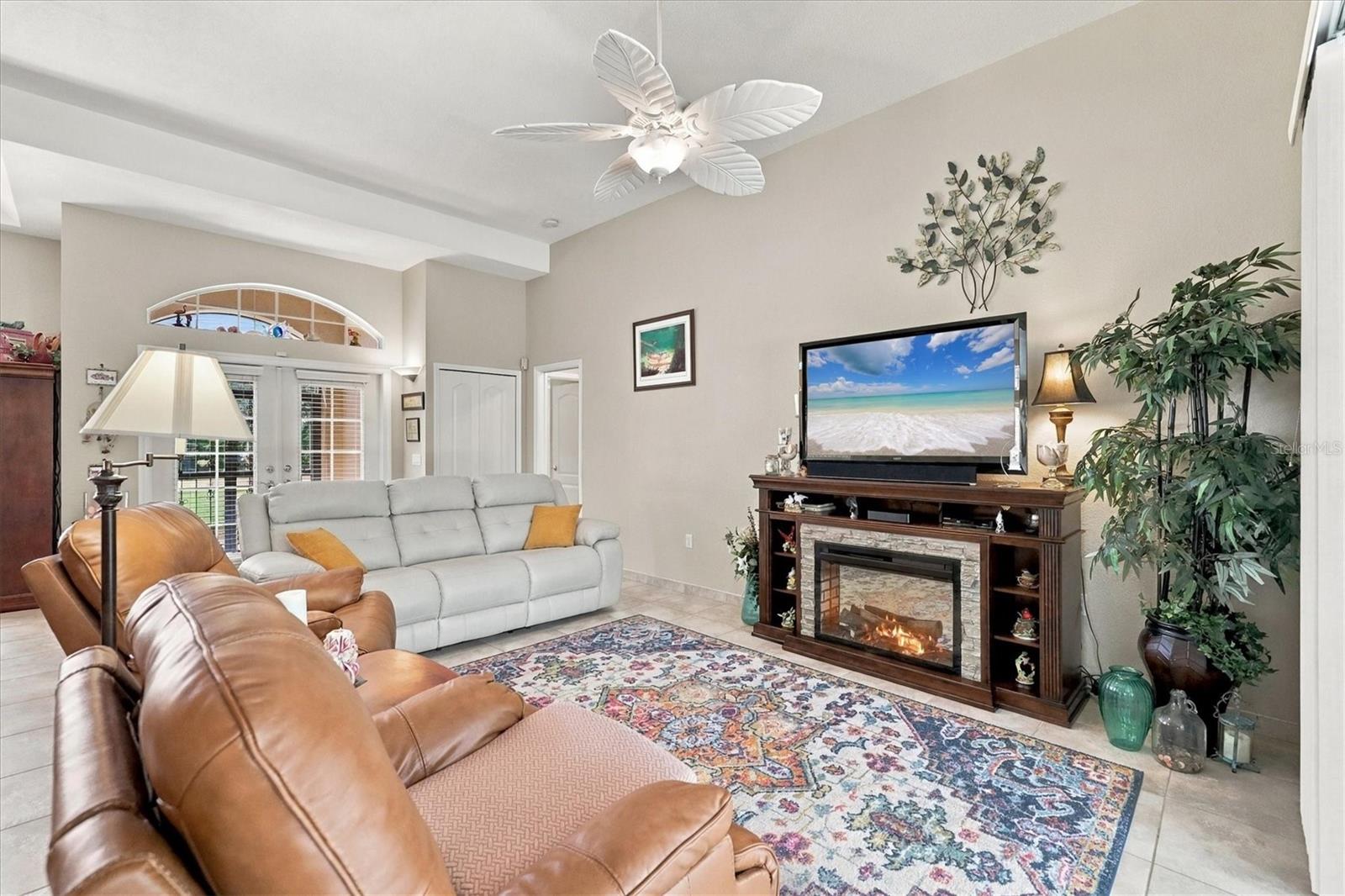 Family/living area. - 2805 NORWOOD LN, VENICE