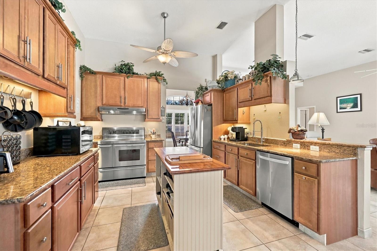 Spacious kitchen with moveable island. - 2805 NORWOOD LN, VENICE
